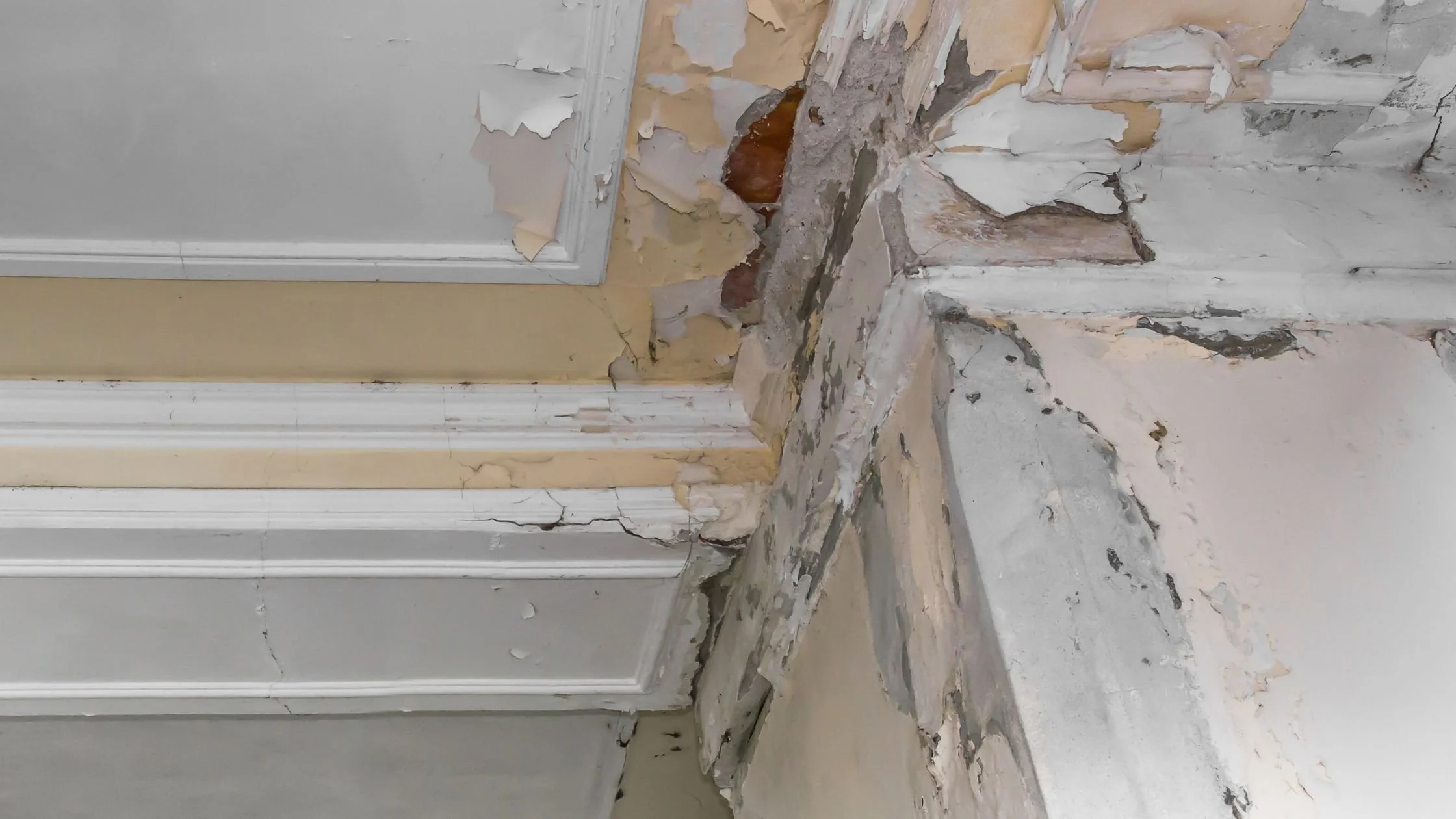 Ceiling and walls damage by humidity