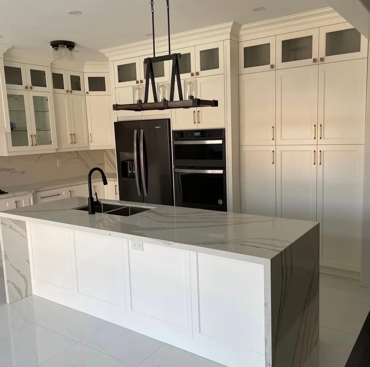 Kitchen renovation in Williamsburg, Whitby, with custom cabinets, modern countertops, and an updated open-concept design.