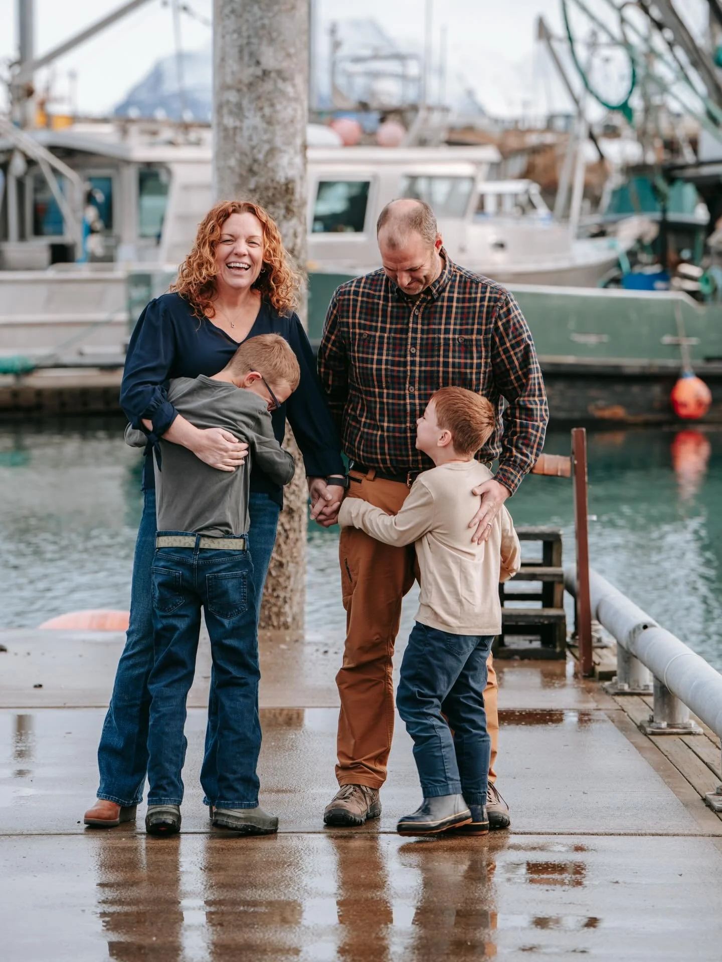 There is something so special about when clients become regulars. 🥹 Getting to photograph the same family year after year and watching their babies grow right in front of my lens? It never gets old.

Running around the docks in Homer with this crew 
