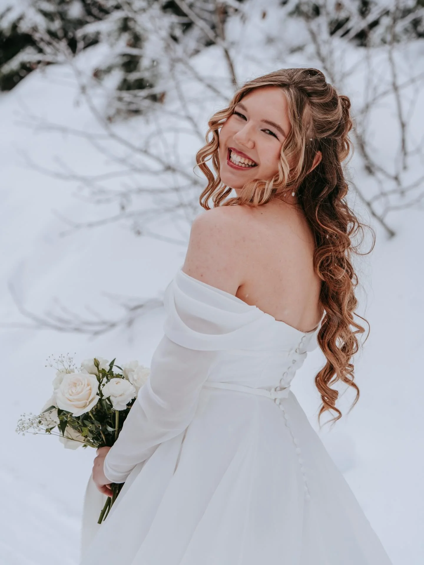C + R&rsquo;s winter wedding felt like stepping straight into a snow globe. The fresh white blanket made every detail pop &mdash; the colors, the laughter, the quiet little moments between them. 

One of the moments that stayed with me the most was t