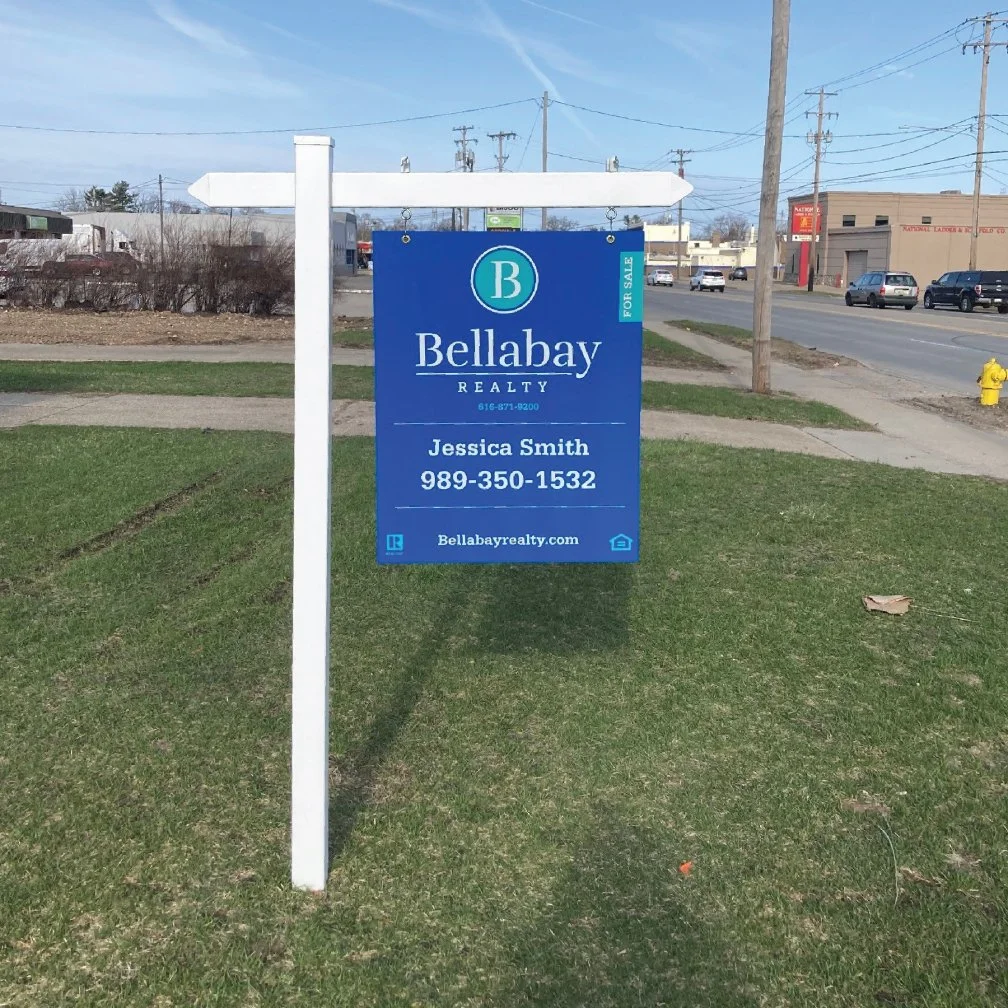 Image of a realtor sign on a lawn.