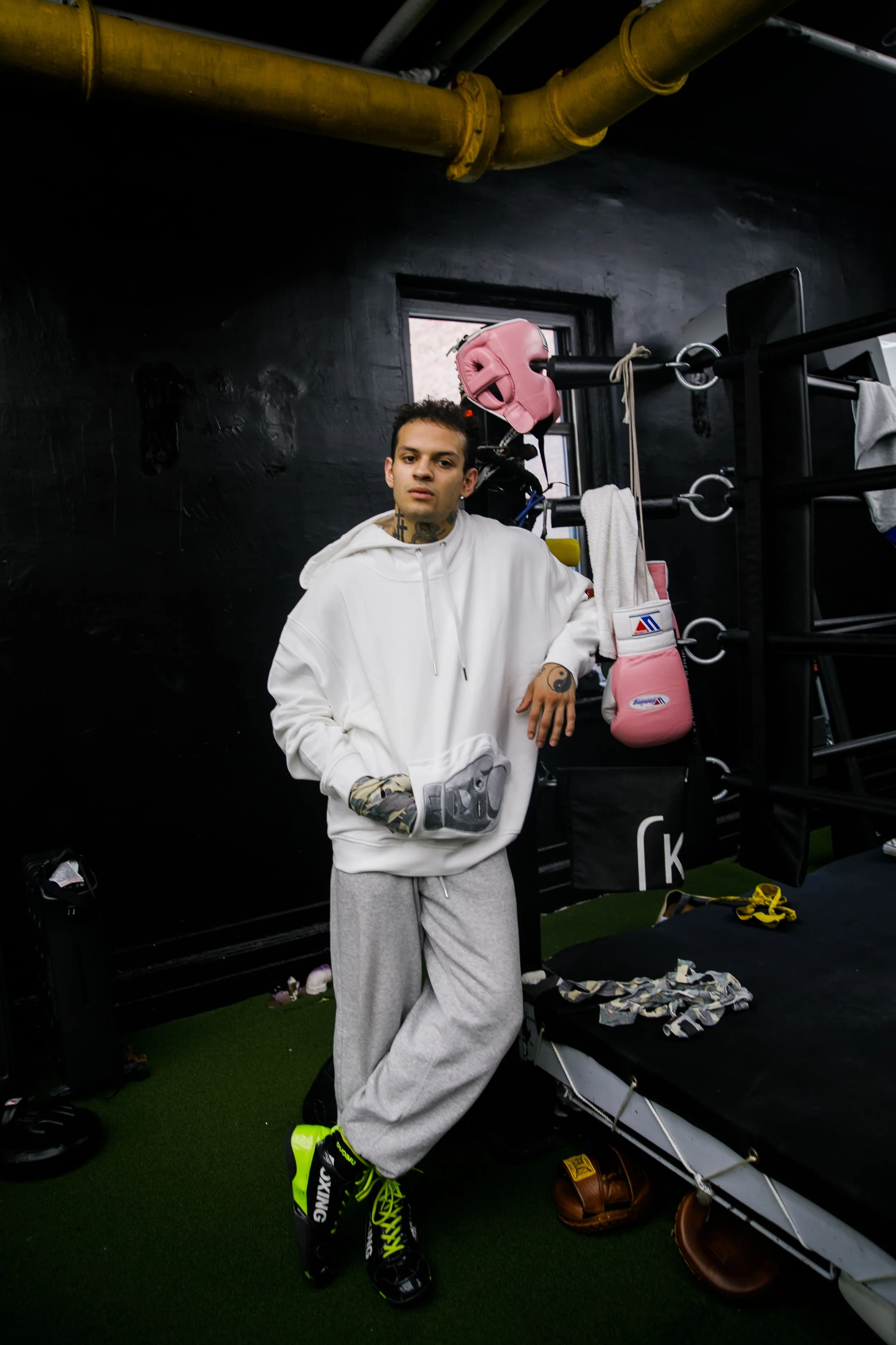 WHITE ON WHITE LK GLOVE POCKET HOODIE