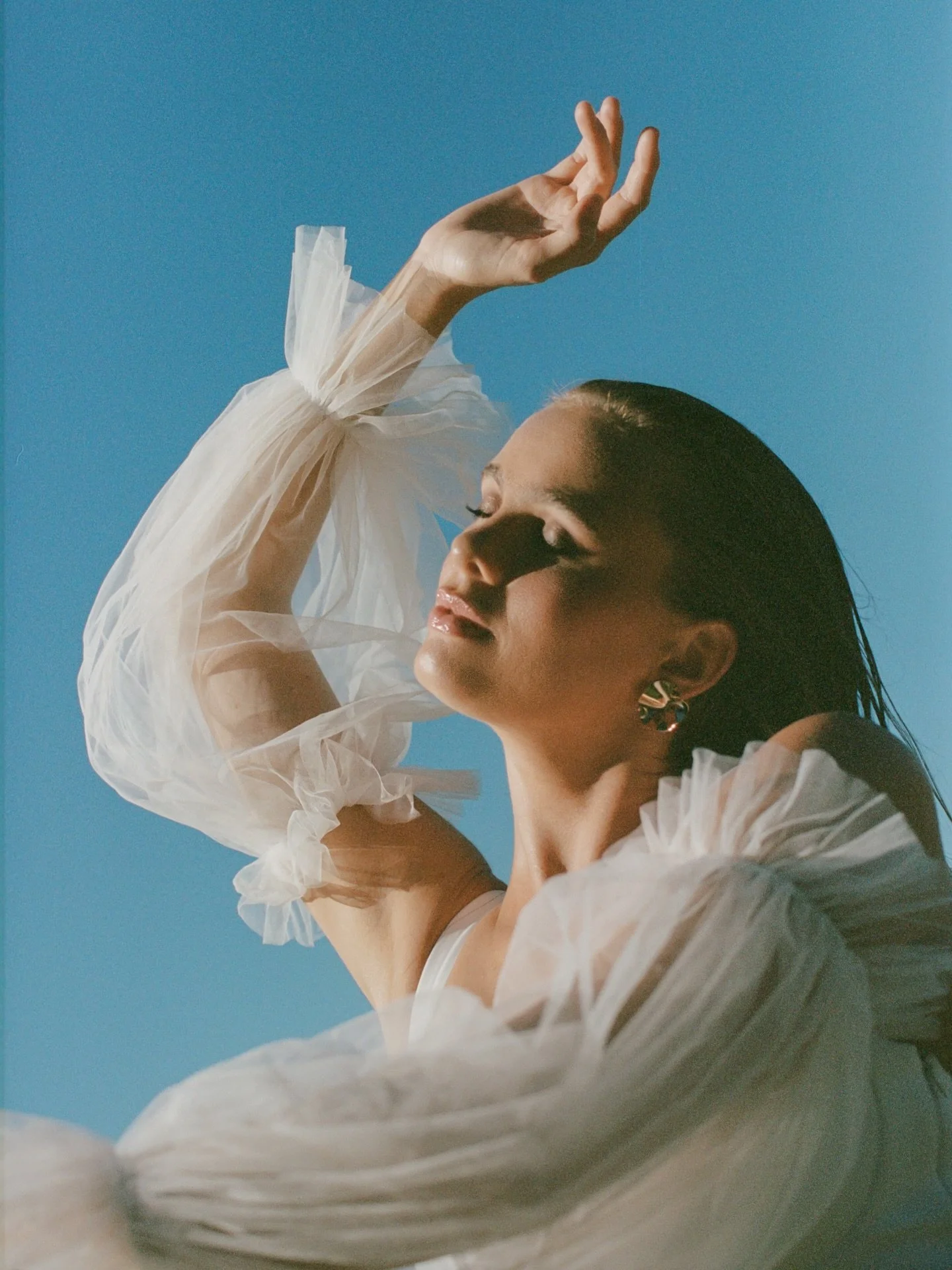 Jessie, captured on film 🩵

@jessielockley_ @sophiejeanstyle @tiarnarobertsonmakeup @maison.mompo