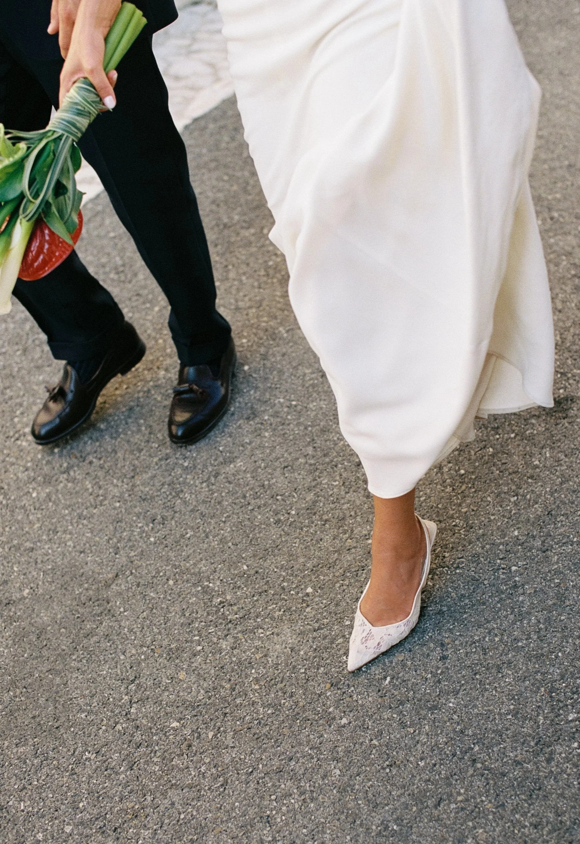 Film photography captured at a wedding in the South of France - Photographe de mariage argentique à Toulouse, Bordeaux et sur la côte Basque et Landaise.