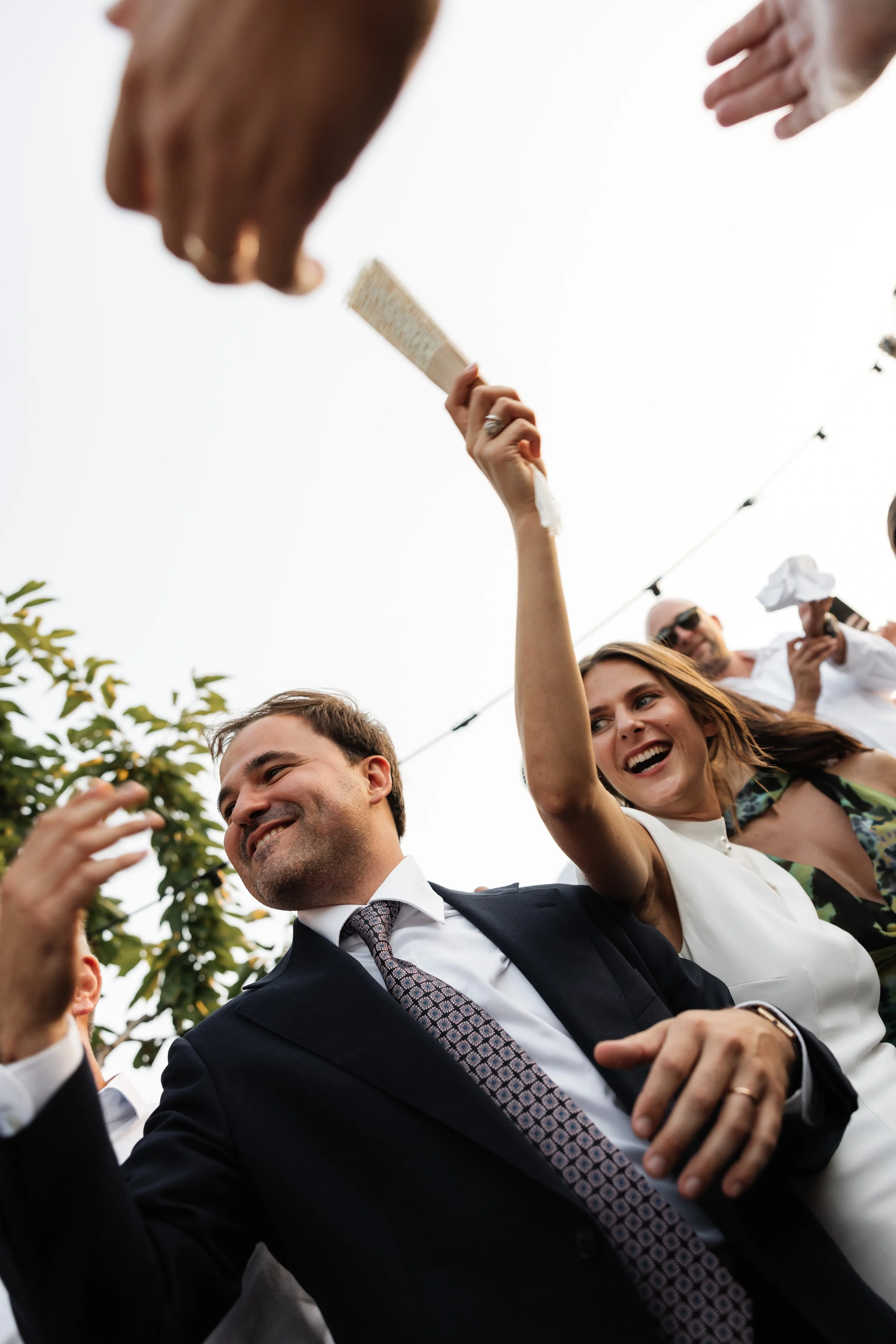 Couple de mariés capturé de manière éditoriale lors de leur mariage dans le Sud-Est de la France dans le Luberon.