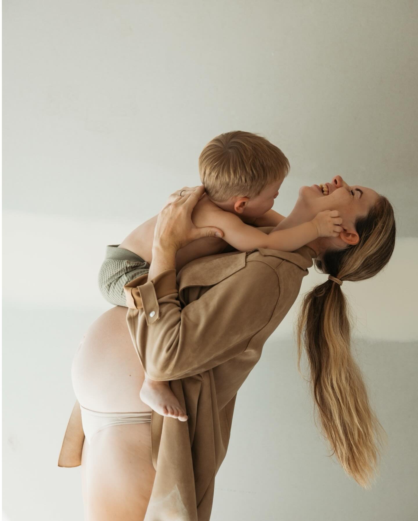 Bring me alllll the maternity studio sessions 🤎

The studio is so damn close to being finished now, but, the impatience still got the better of me&hellip; industrial vibes it was!

So in we went, to capture the magic of maternity, to embrace the bea