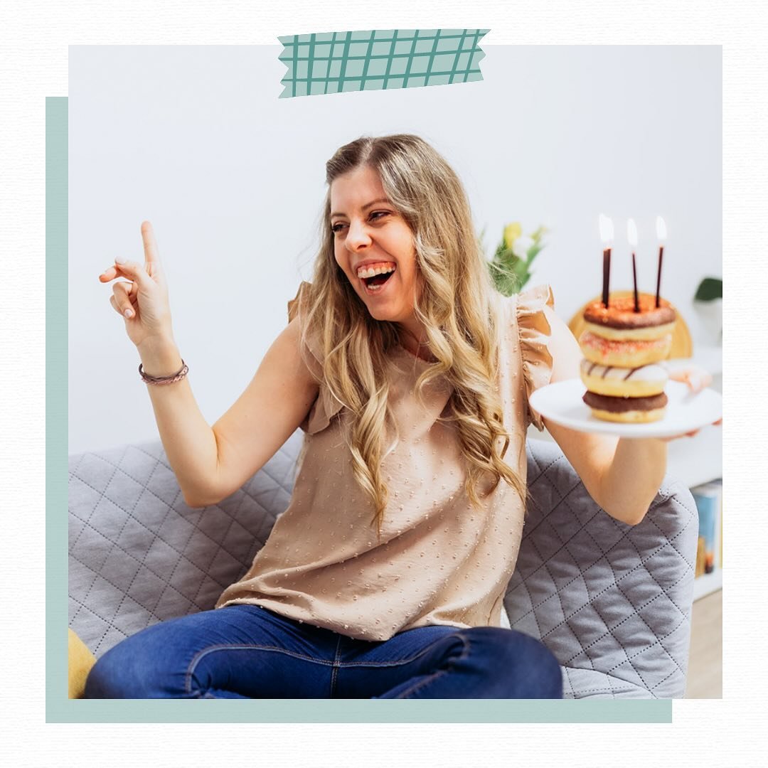 🥳🍾🎉

Danes sem si naložila kup cukra, prižgala svečke in zaplesala. 

Spletni program Učitelji nove generacije je LIVE! 🎉

Najprej je bila ideja, da naredim set storijev. 

Ko sem ugotovila, da je materiala preveč, sem si rekla, da naredim en kra