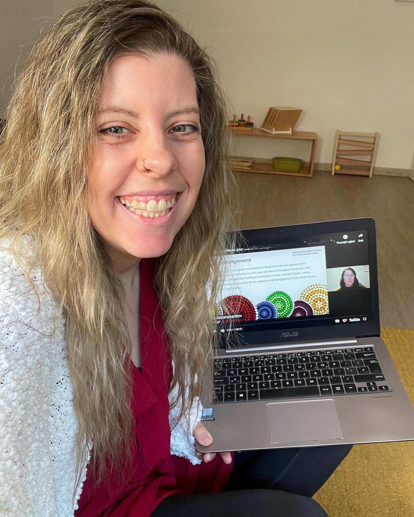 🥳 Danes sem &scaron;e posebej navdu&scaron;ena, ker sem začela s &scaron;e enim velikim korakom, zame pomembnim izobraževanjem s področja travme. 

&Scaron;tudij nadaljujem na Queensland University of Technology (Avstralija), kjer sem pričela z  mik