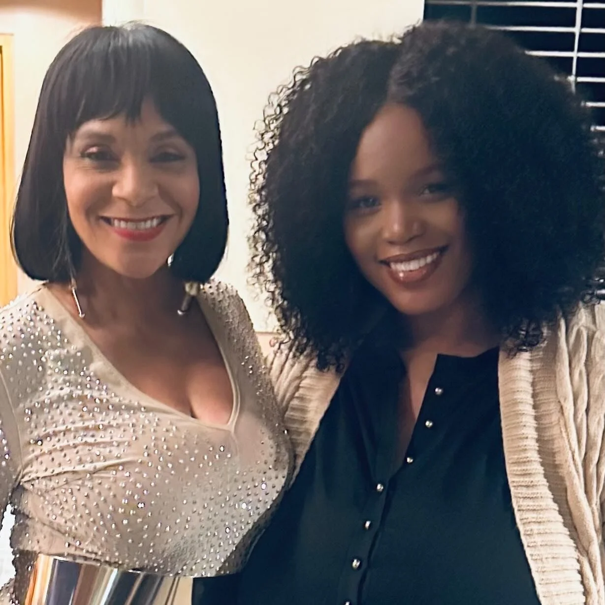 @teedramoses is a whole vibe!✨ Not only does she sound incredible on stage, but she carries that same energy off stage. Teedra was absolutely stunning, but what touched me the most was her spirit.

I had the chance to meet her, and she was so warm, s