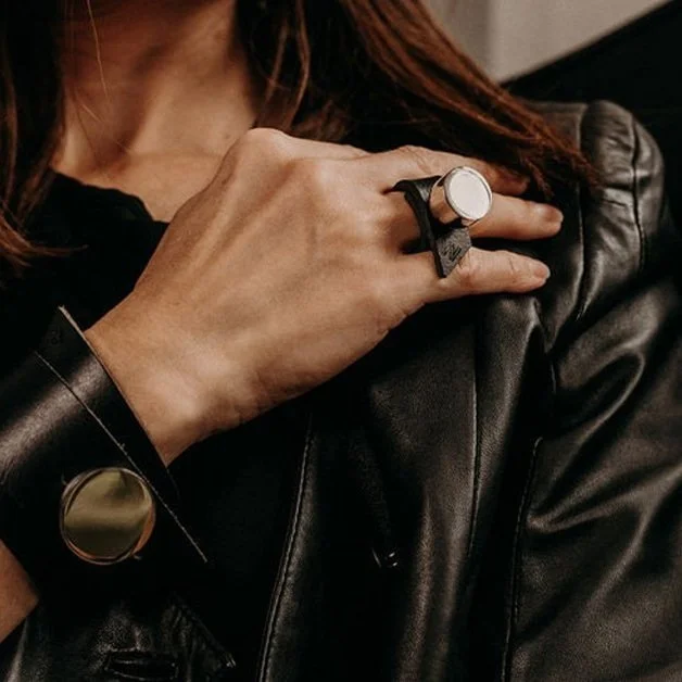 läderring dam i svensk design med utbytbar stilknopp i stål mässing