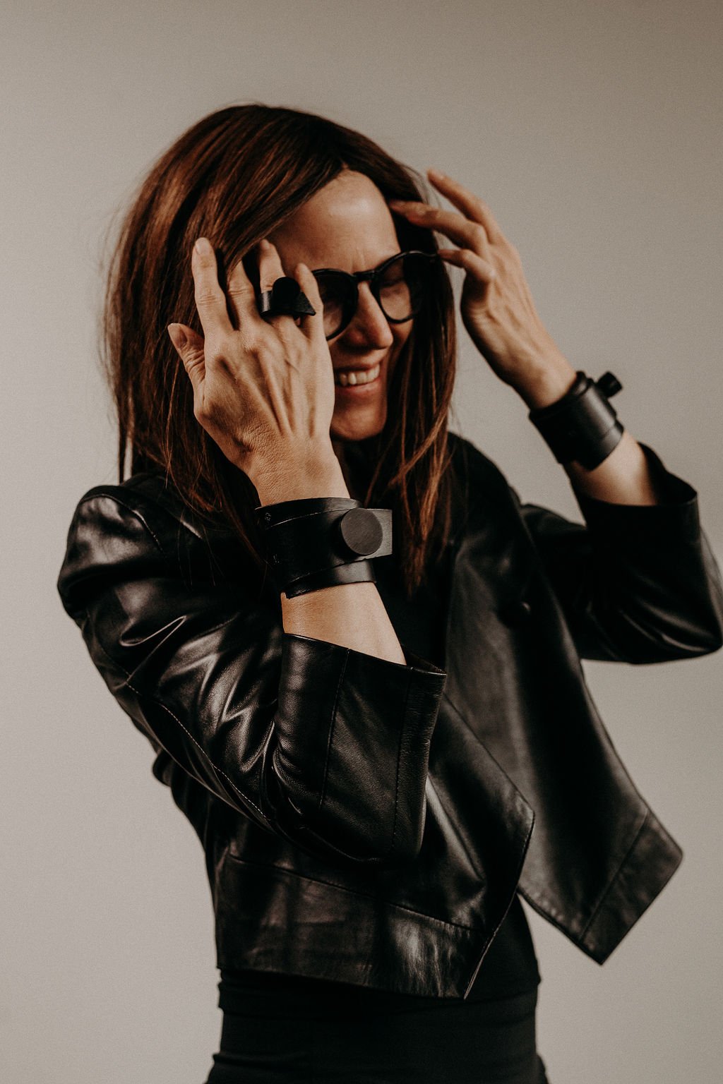 Läderarmband Mono. Mässing stål svart aluminium. Flexibla Stilknoppar. Minimalistiska armband i läder. Handgjorda läderaccessoarer.