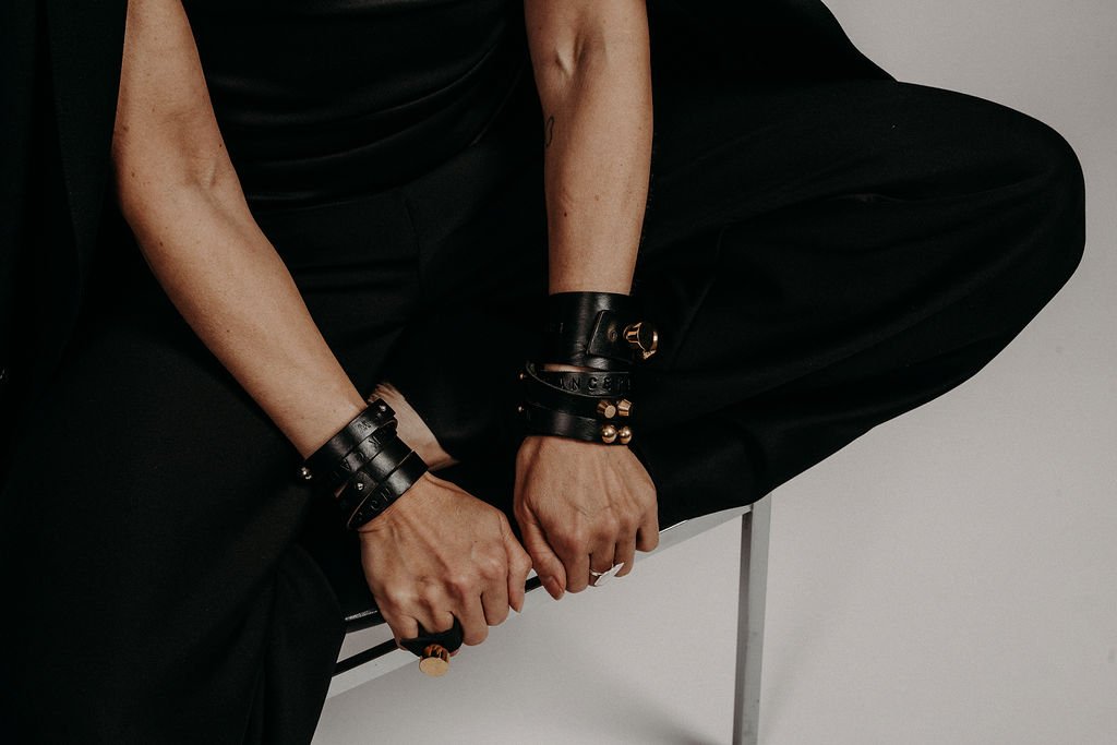 armband i läder med budskap handgjort mässing stål personligt armband text