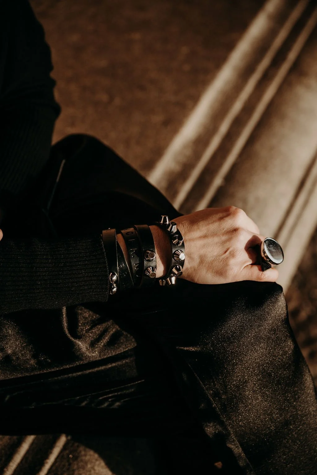 läderarmband dam med nitar edgy design