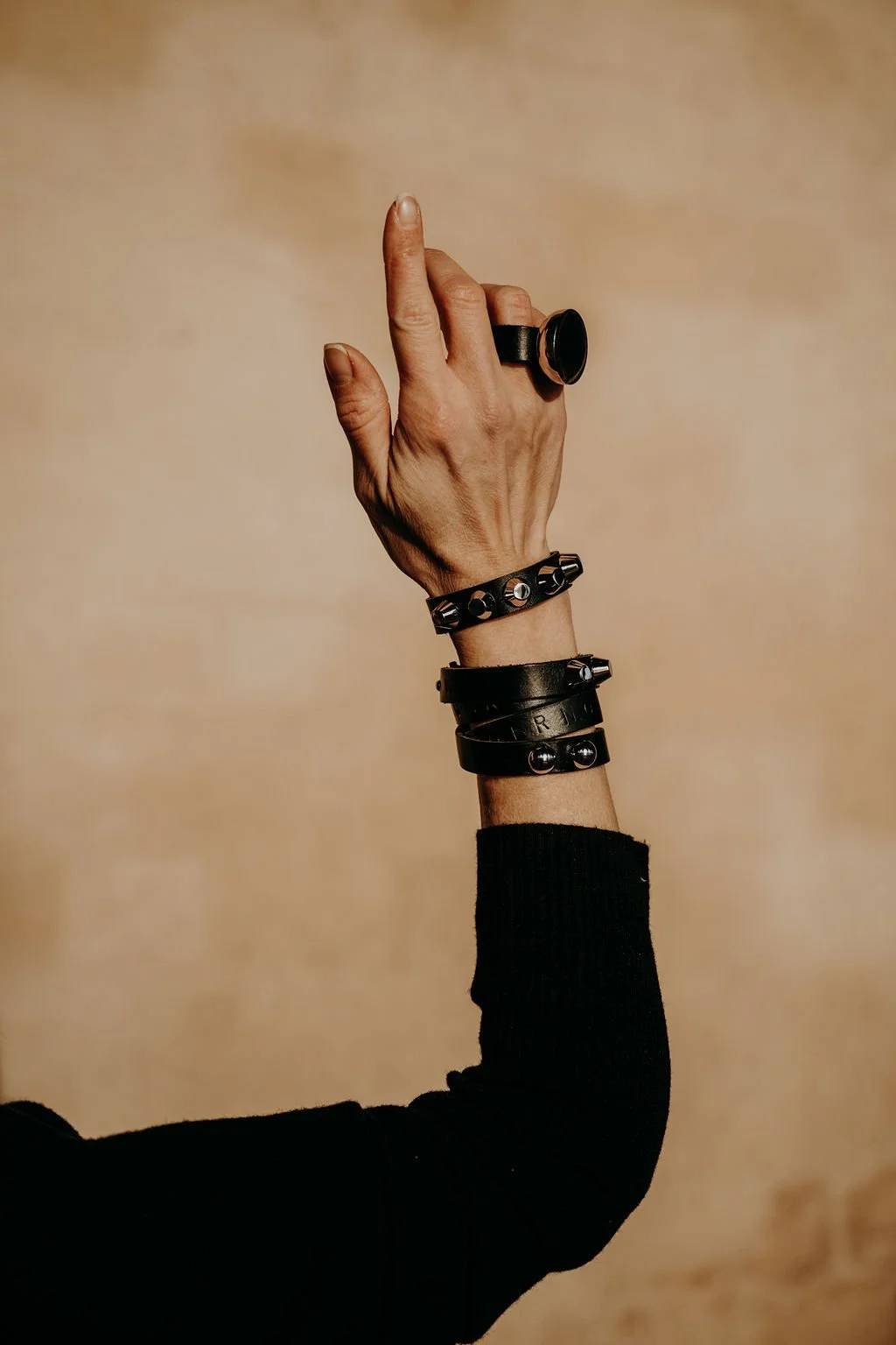 läderarmband dam med nitar i svart läder svensk design