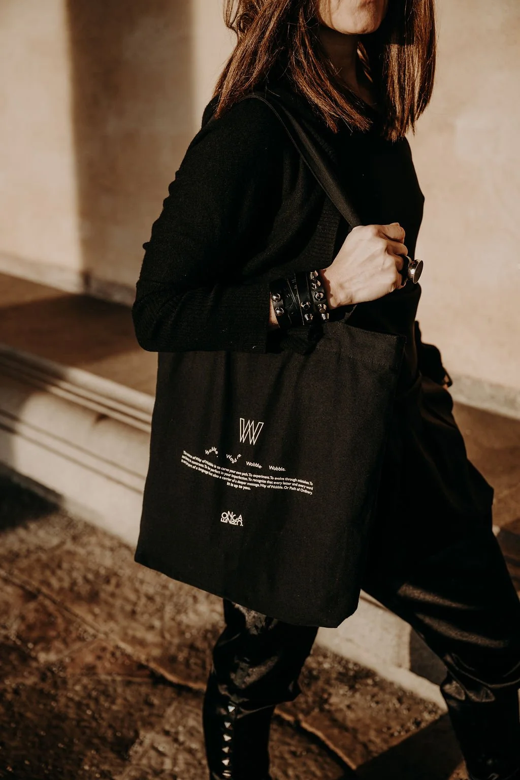 unikt armband i läder med punk stil