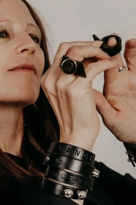 läderring dam minimalistisk svensk design