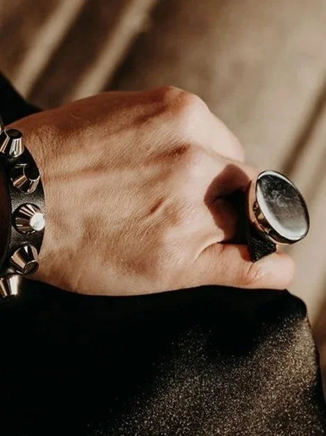 ring i läder med utbytbar stilknopp