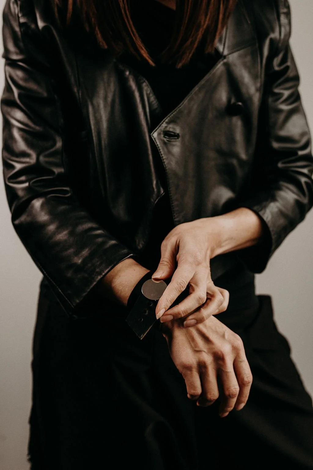 Läderarmband Double. Mässig stål svart aluminium. Bröstcancerförbundet. Way More. Stilrena armband svensk design