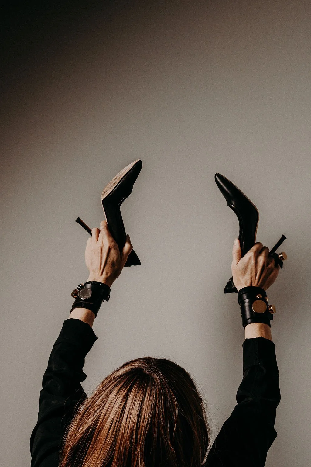 Läderarmband Double. Mässig stål svart aluminium. Bröstcancerförbundet. Way More. Handgjorda läderarmband.