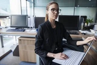 Ne pas répondre à un email de quelqu’un qu’on connaît, plutôt que décliner poliment, qu’est-ce que ça dit?