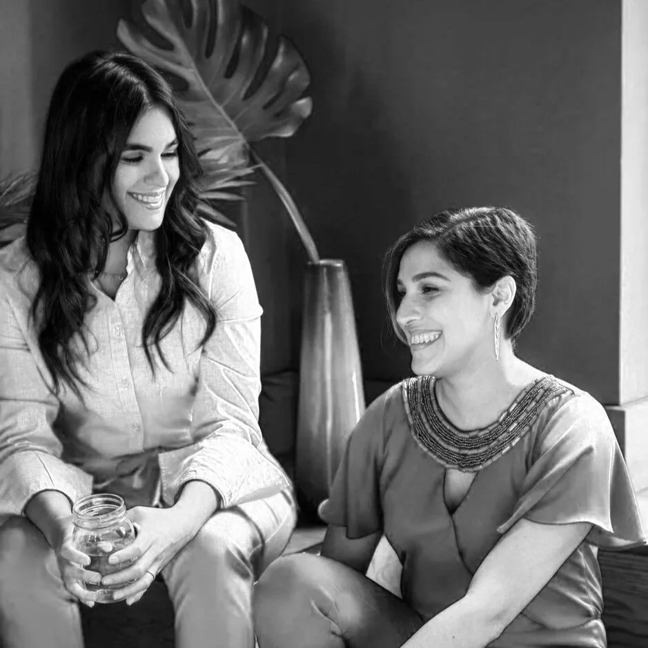 twowomensmilingtalkingwarmly