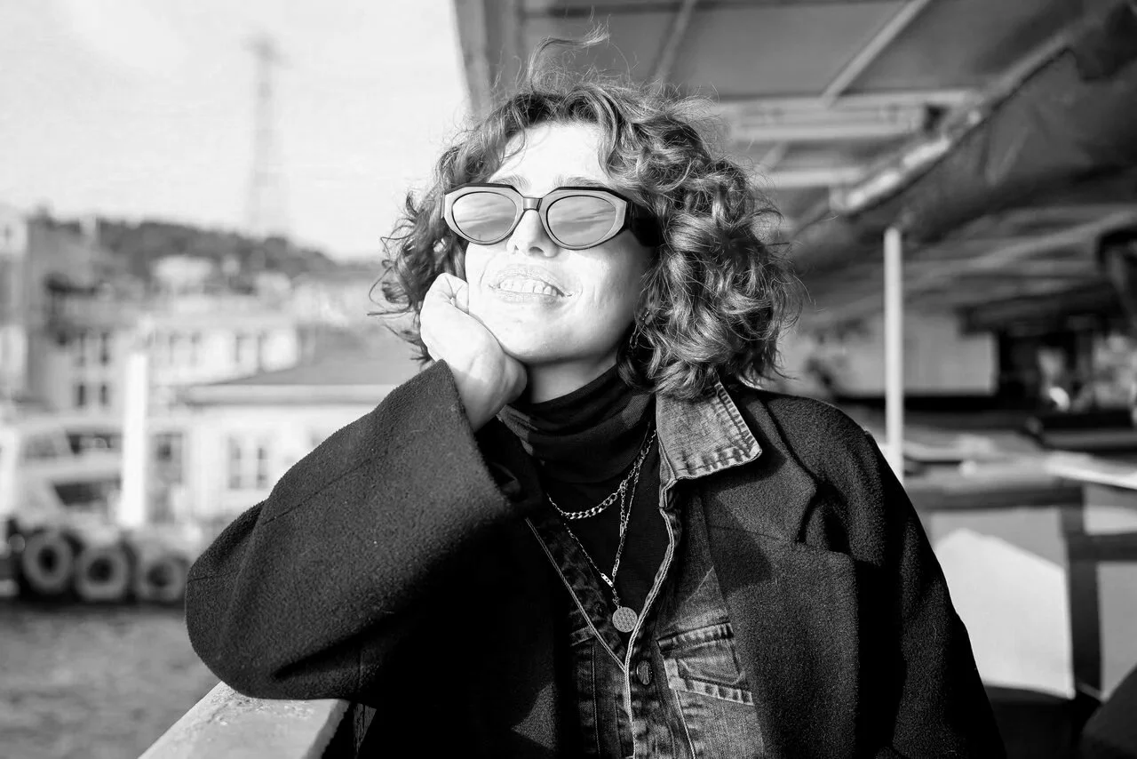 Woman-wearing-sunglasses-thinking-maria-christie-hypnotherapy