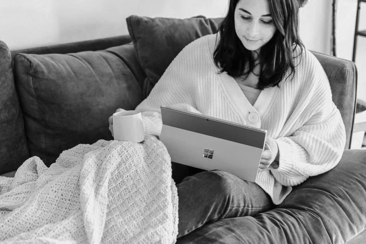 womanwithherblanketonhersofaonvideocall