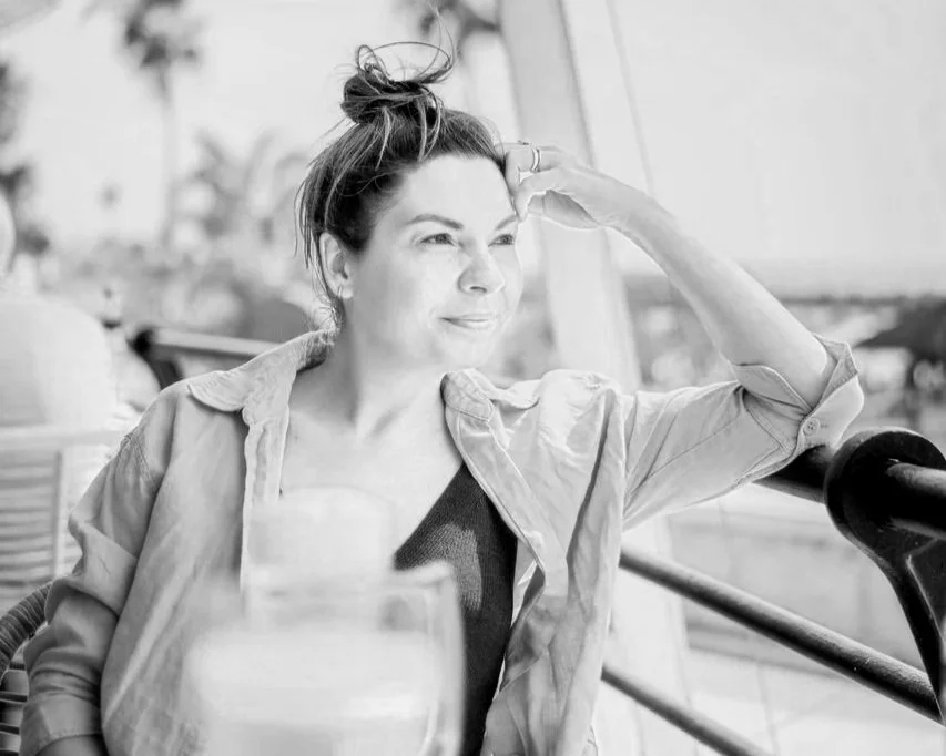 womanlookingattheviewrelaxedconfident