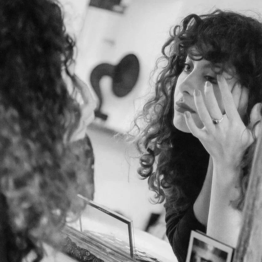 womanapplyingmakeupinthemirror