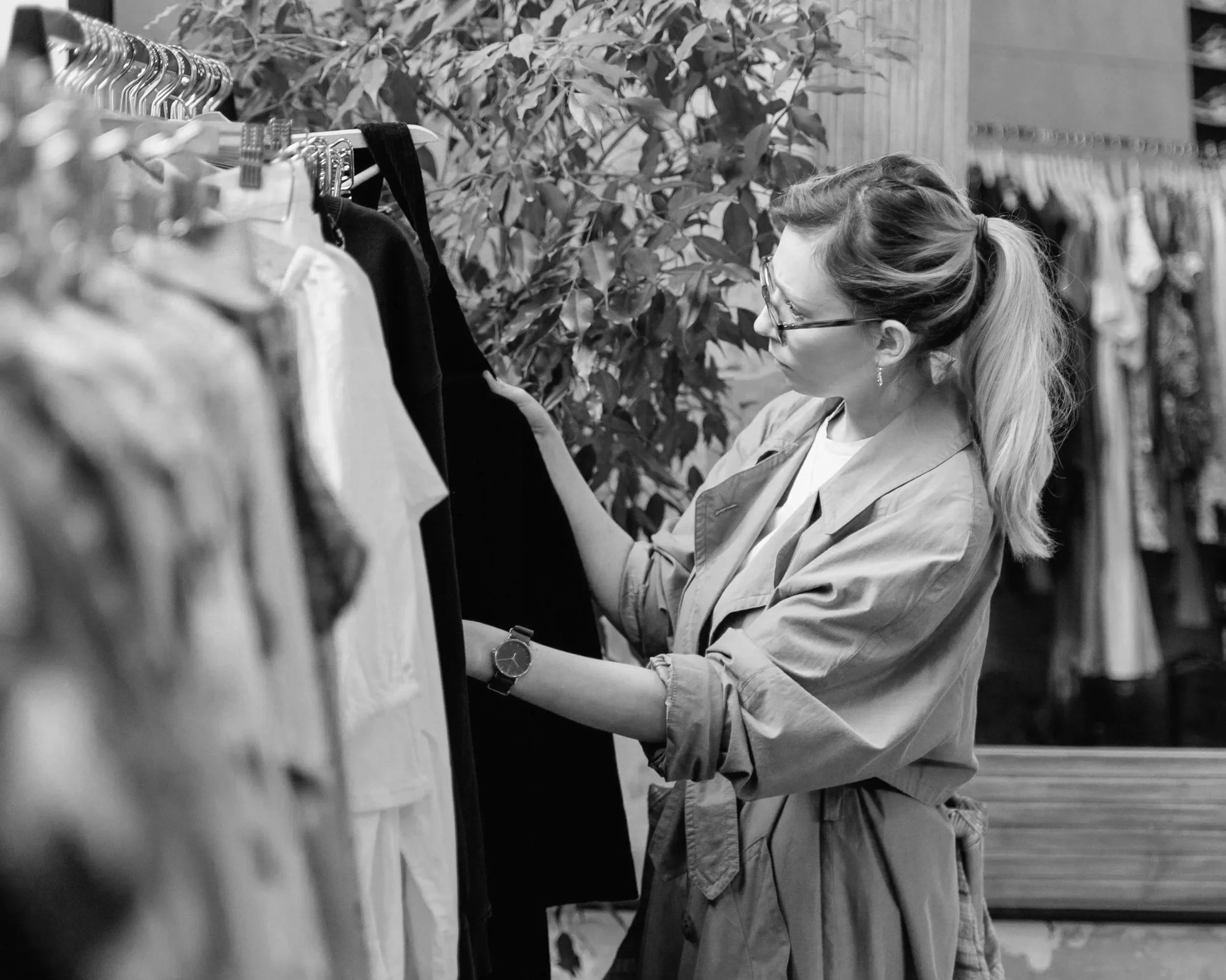 womanlookingatclothesinboutique