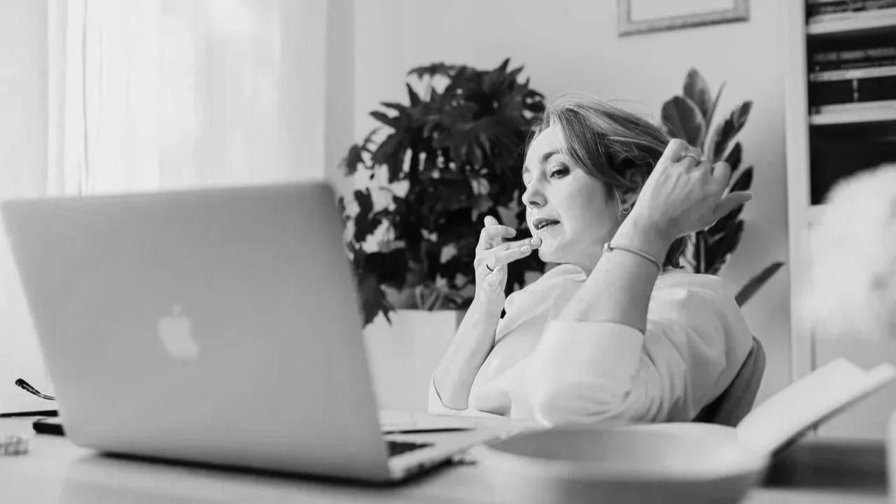 woman sitting with her laptop-mariachristiehypnotherapy