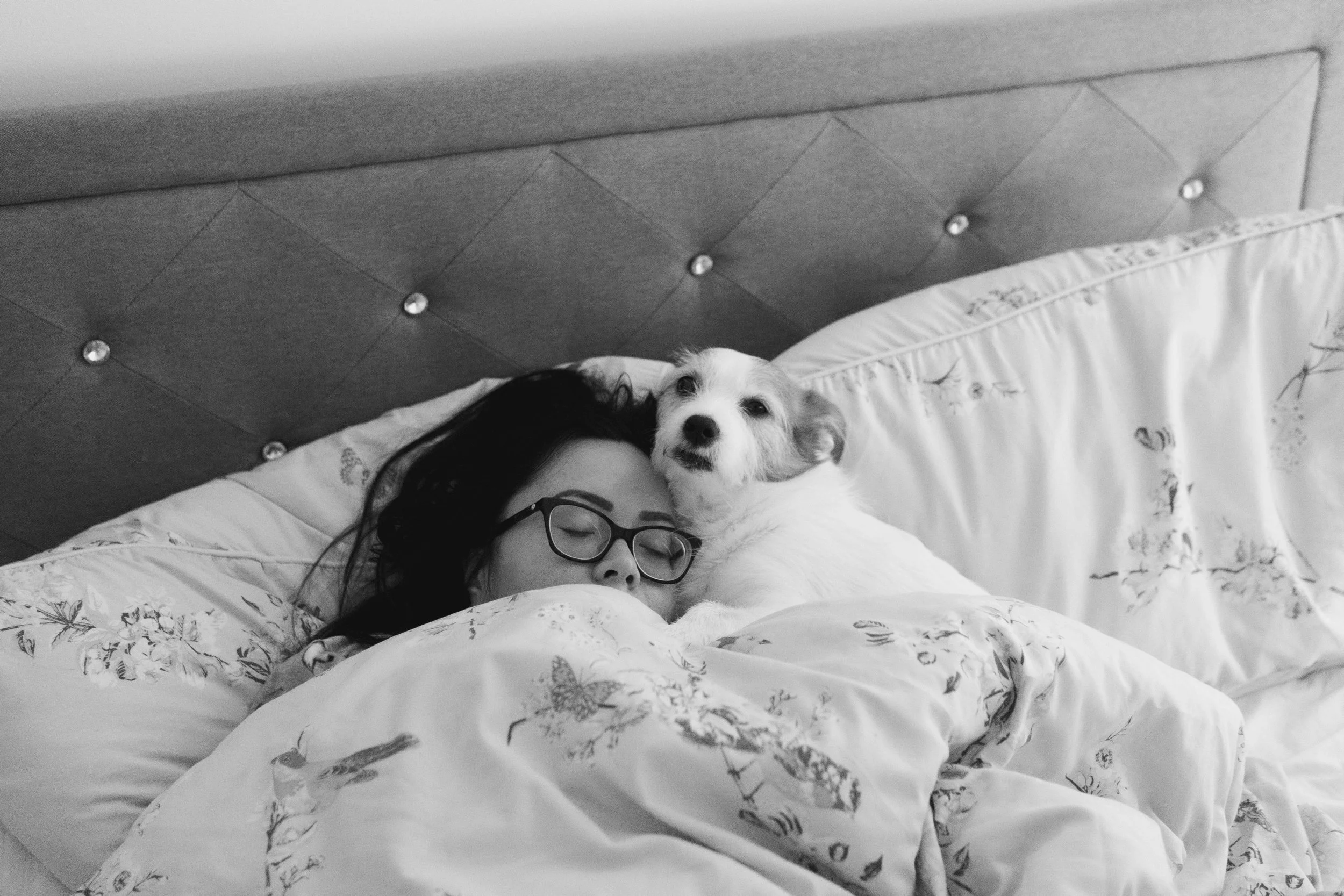 womansleepinginbedwithherdog