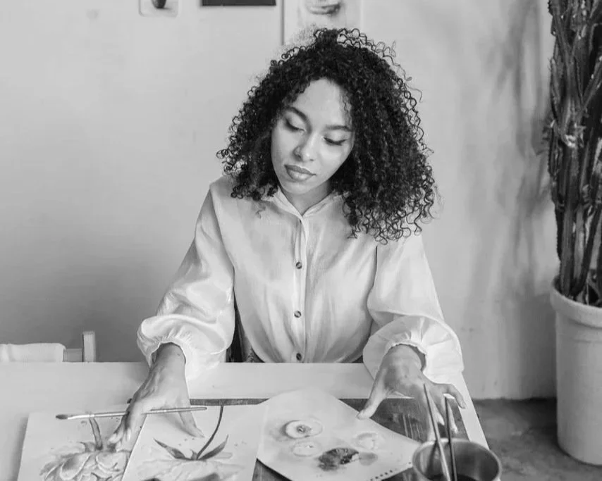 womansittingatherdeskdoingherartwork