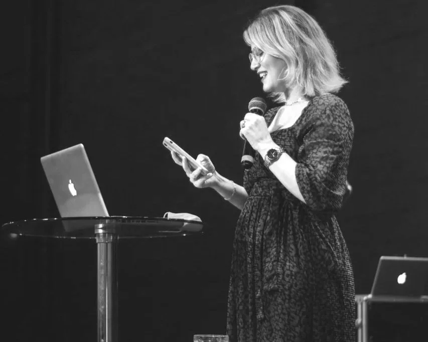 woman-on-stage-giving-a-talk-maria-christie-hypnotherapy.