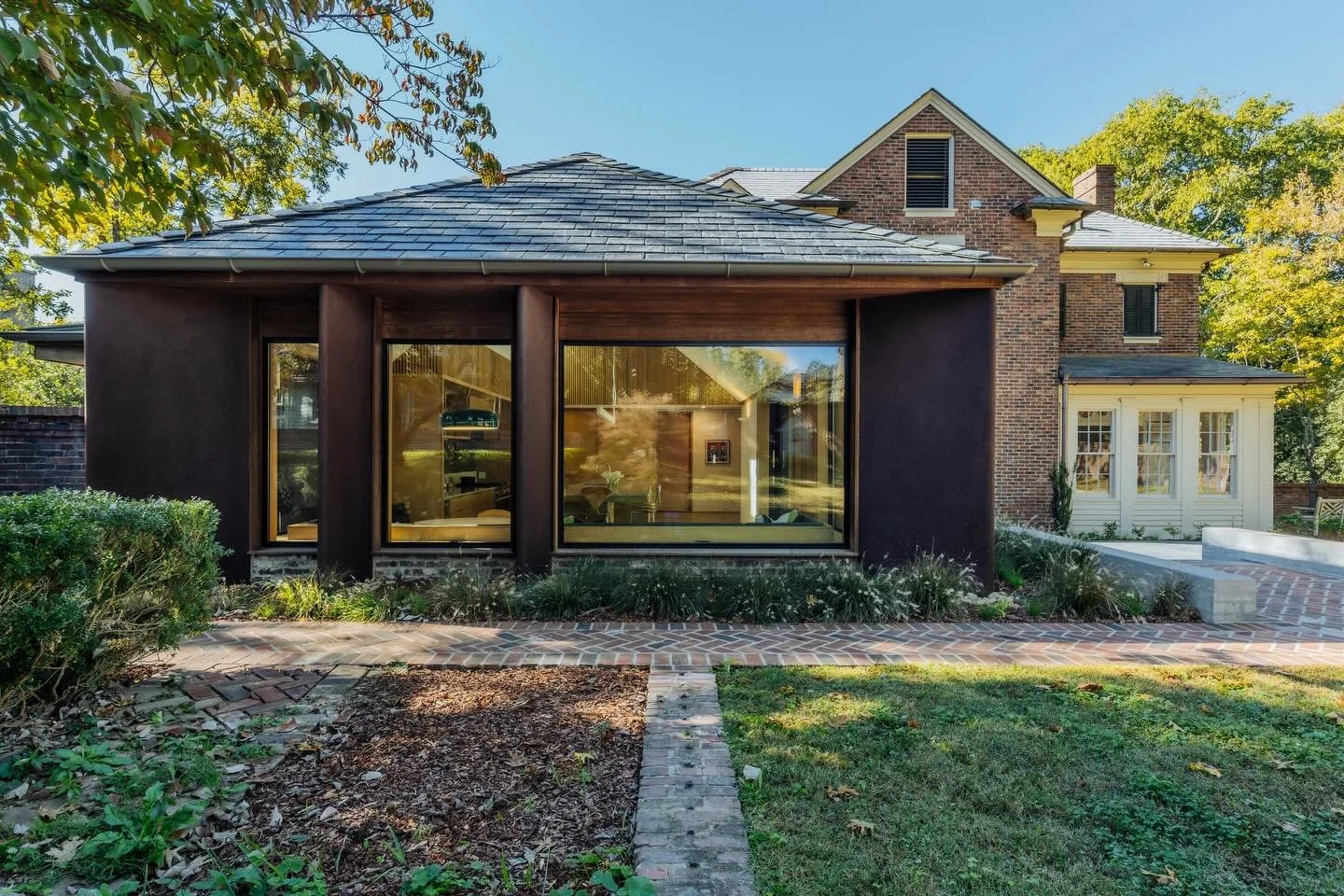 Nashville Addition | Custom 16ga COR-TEN &ldquo;fins&rdquo; | Michael Goorevich Architect |

Contractor: @wisdomconstructiontn
Architect: @michaelgoorevicharchitects 
COR-TEN Fabrication: @urbanhandcraftns 
Photo: @wearema2la

#WeatheringSteel #corte