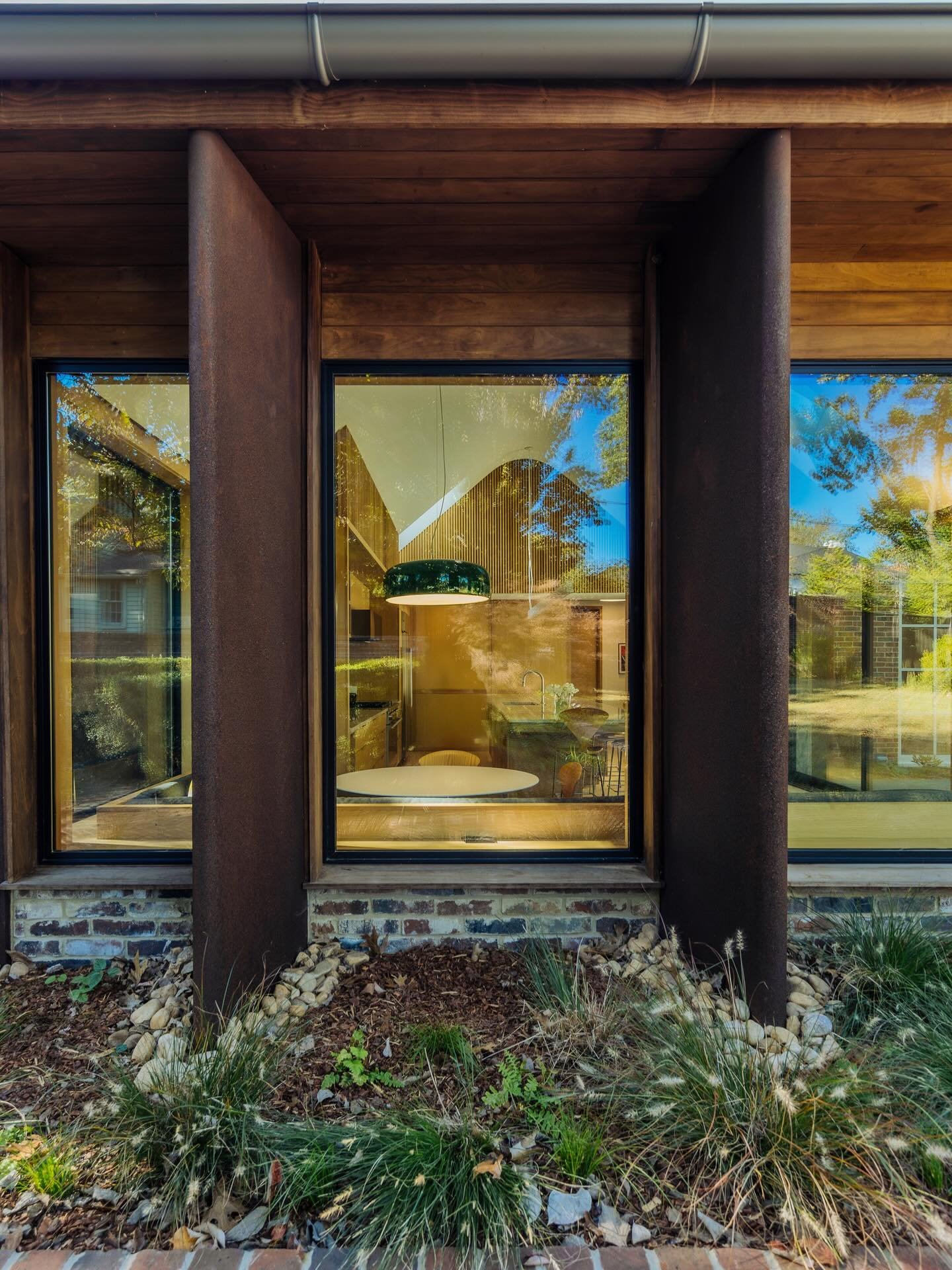 Nashville Addition | Custom 16ga COR-TEN &ldquo;fins&rdquo; | Michael Goorevich Architect |

Contractor: @wisdomconstructiontn
Architect: @michaelgoorevicharchitects 
COR-TEN Fabrication: @urbanhandcraftns 
Photo: @wearema2la

#WeatheringSteel #corte