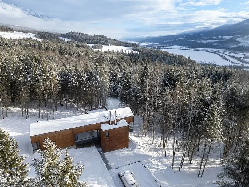 Kootnenay Cabin | Mackay Lyons Sweetapple | Ironbound 22ga 7/8 Corrugated

Repost from @hrpacific 
&bull;
#kootenaycabin 
Architecture by @mackaylyonssweetapple 
Structural engineering by @juniperengineers 
Corten Steel by @ironbound.steel 
Millwork 