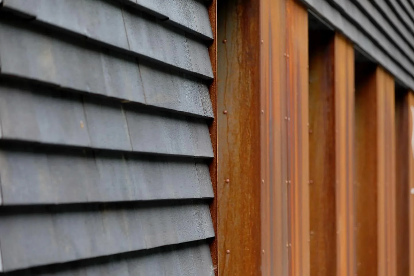 Contrast that defines design. ⚒️
On the left: FORMA Graphite &ndash; refined, monochromatic brick cladding.
On the right: COR-TEN steel &ndash; raw, weathering metal with living patina.
Together, they create a fa&ccedil;ade that balances permanence a