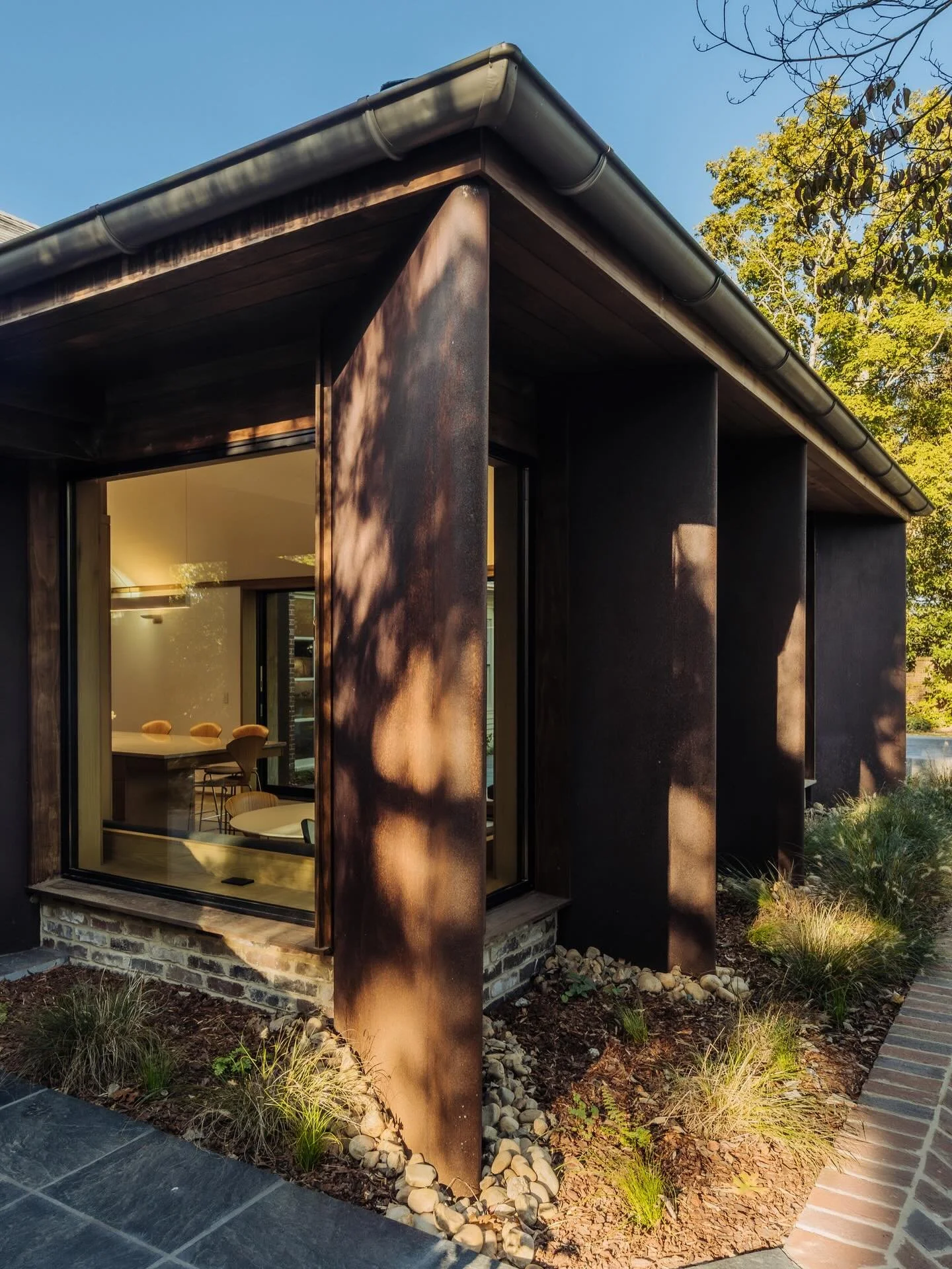 Nashville Addition | Custom 16ga COR-TEN &ldquo;fins&rdquo; | Michael Goorevich Architect |

Contractor: @wisdomconstructiontn
Architect: @michaelgoorevicharchitects 
COR-TEN Fabrication: @urbanhandcraftns 
Photo: @wearema2la

#WeatheringSteel
#Corte