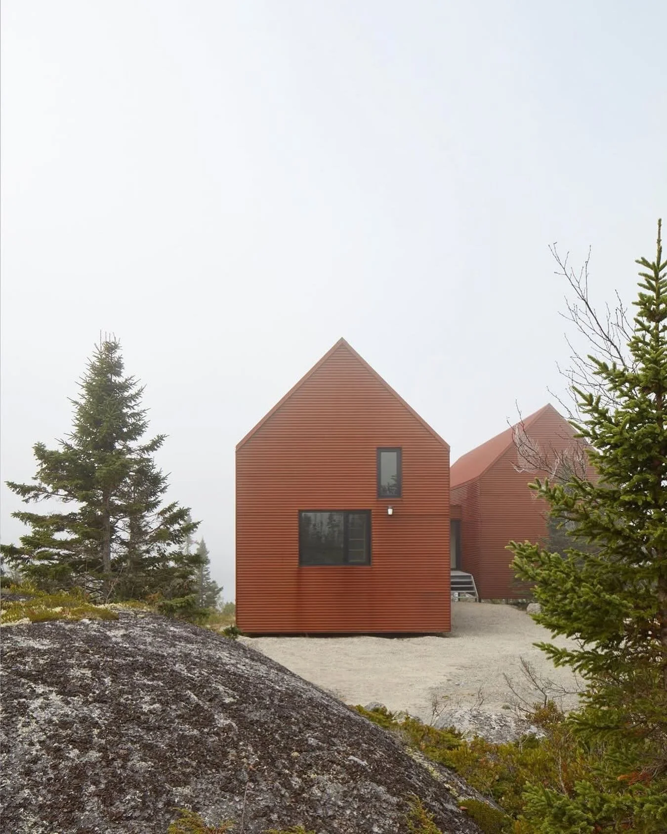 East Dover House | Mackay Lyons Sweetapple | Ironbound 22ga 7/8 corrugated weathering steel walls and roof. 📸 @jamesbrittainphotographs 🔨 @gord.mac 
.
. 
.
#ironboundsteel #mackaylyonssweetapplearchitects #architecture #corten #weatheringsteel #con