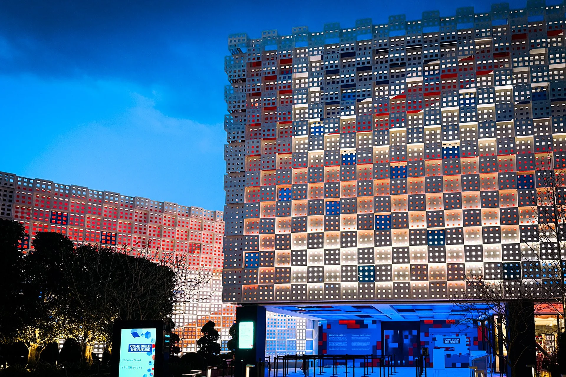 67fd2c44fffe677f5219f81a_13_UKPavilion_EXT_(c)ImmersiveInternational_Shot_Night.jpg