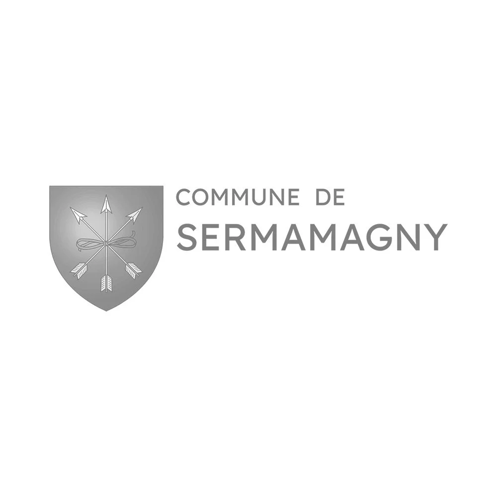 Logo en noir et blanc de la commune de Sermamagny avec un écusson contenant trois flèches croisées et un ruban, à côté du texte 'Commune de Sermamagny'.
