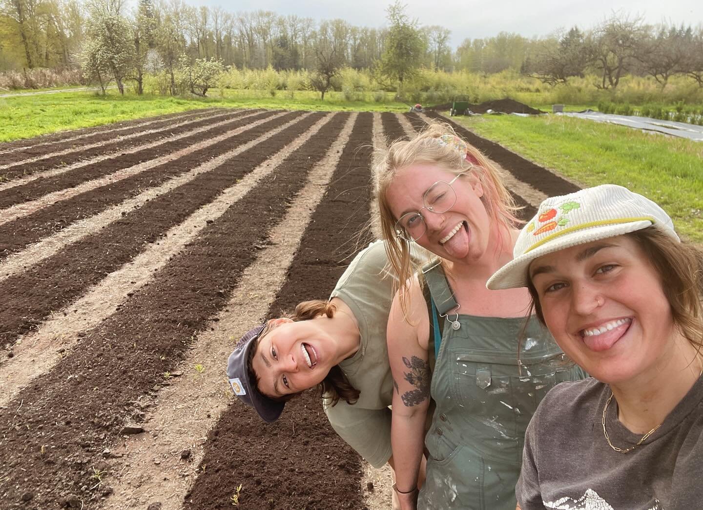 A true angel blessed us with her presence this week! What a joy it was to have a pal come out to the farm and help us bust out a new plot for a big onion planting on Monday! Thanks a million Nyla! Come back soon🧡