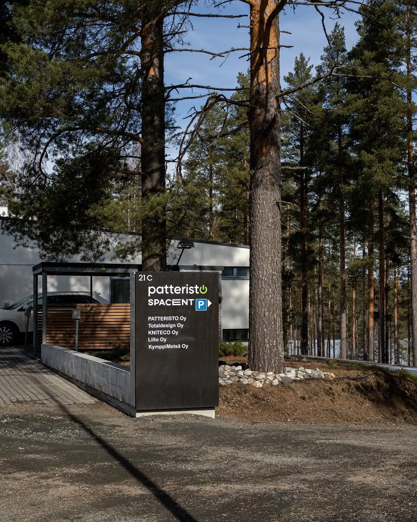 Coworking space in the immediate vicinity of Lake Leinonen. Highly recommended.

Patteristo operates in the former artillery headquarters building in Yl&auml;mylly, Liperi. The business premises were renovated in 2020.

#patteristo #coworkfinland