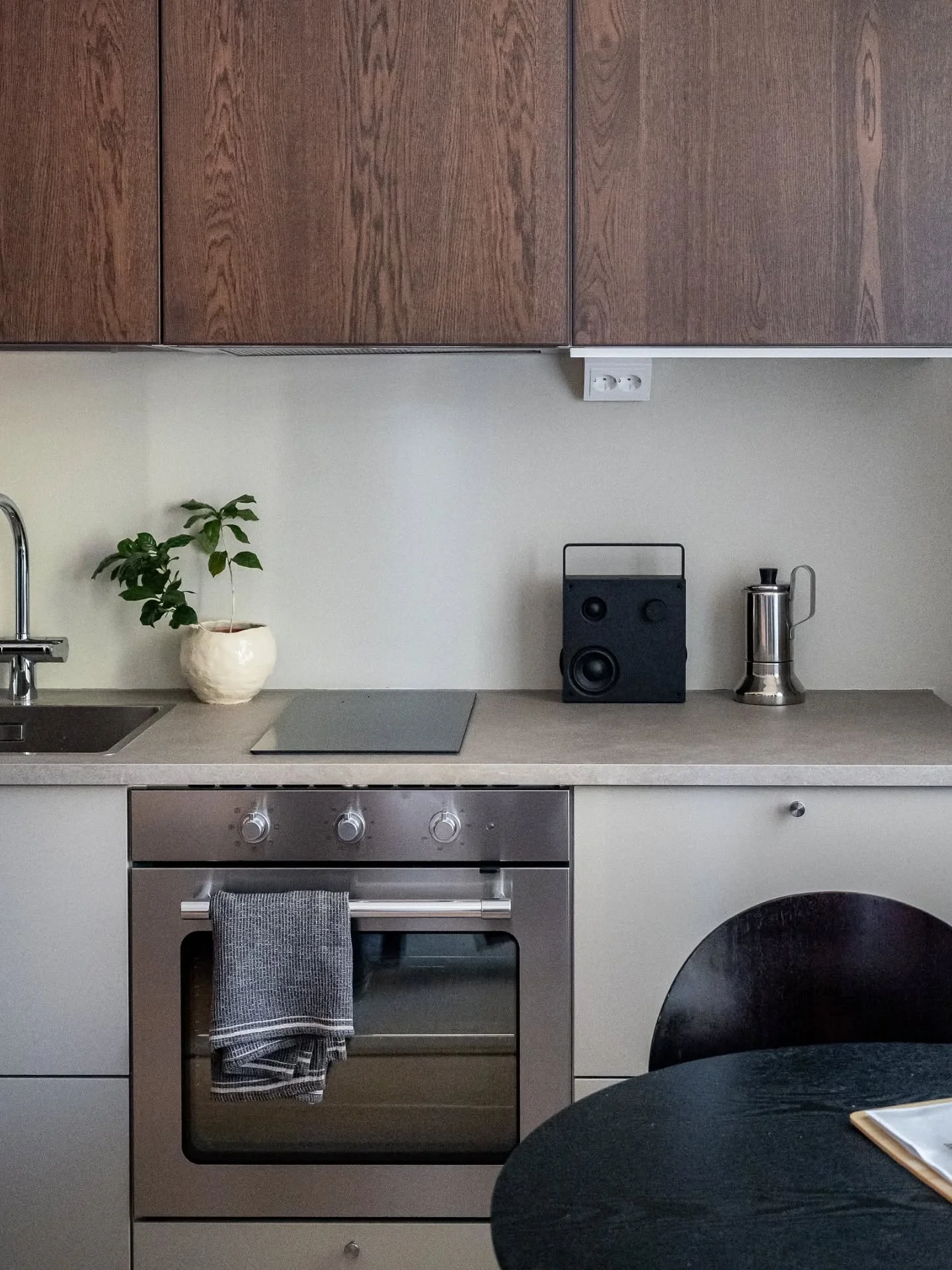Jyv&auml;skyl&auml;n tyylikk&auml;in Airbnb?!

No t&auml;ss&auml;. 😌 S&auml;nkykin oli pedattu niin n&auml;tisti, ettei kuvatuksi saa. Ja mik&auml; ihana Ikea-keitti&ouml;, ah. Kyll&auml; t&auml;&auml;ll&auml; kelpaa kaffet keitell&auml;.

Designed 