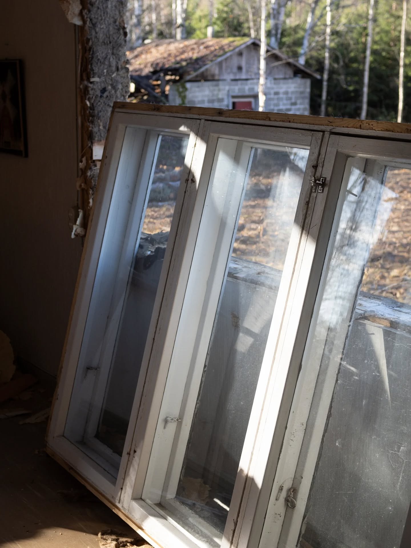 Ovien ja ikkunoiden purkup&auml;iv&auml;. 🥹

Otettiin kaikki j&auml;rkev&auml;sti uudelleenk&auml;ytett&auml;v&auml; irti saranoineen p&auml;ivineen. On nyt sitten talli t&auml;ynn&auml; ovenkahvaa, uuninluukkua ja muuta tarpeellista! Kiitos talkool