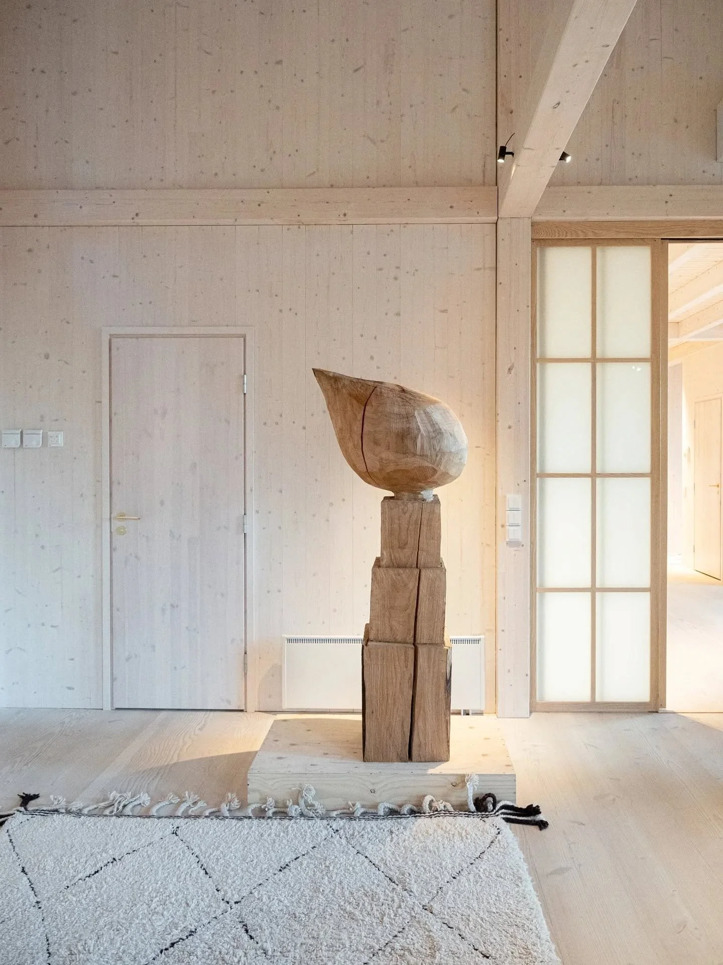 It was a serene evening as dusk settled over Kontiolahti, surrounded by the light wooden surfaces and the stories woven into the art.

Thank you Ulla-Maaria for making this visit happen! Marja and I were amazed. 🥰

#lokalgalleryatusvahouse