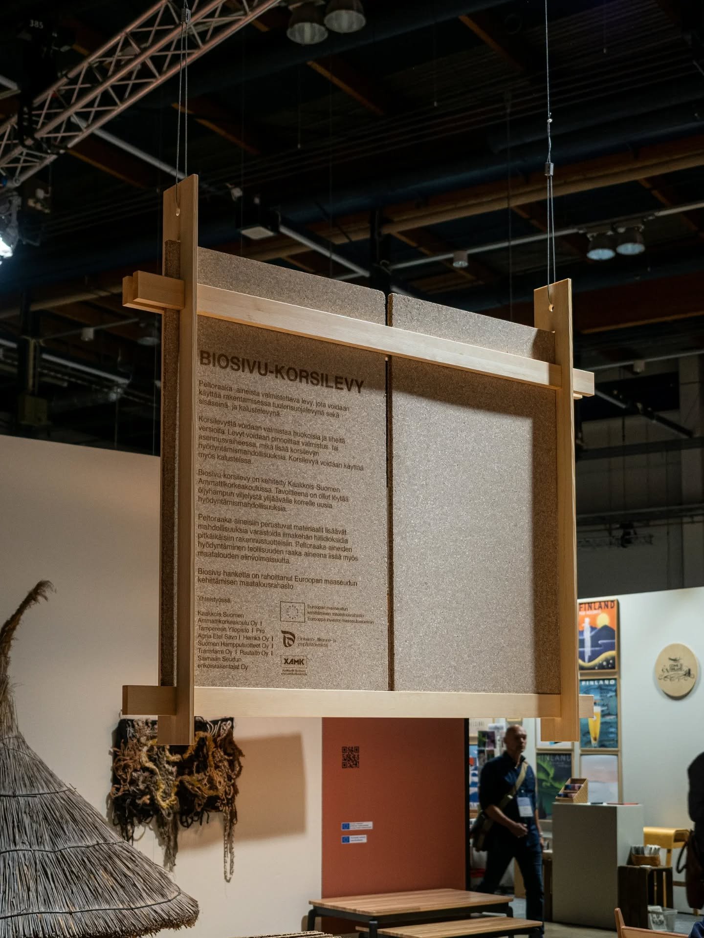 V&auml;h&auml;n lis&auml;&auml; korsilevyasiaa.

Niin inspiroiva ja maadoittava esillepano, riippuvalle kyltille erityismaininta. Rosoiset mallipalat ja pienoismallit oli niin s&auml;vy s&auml;vyyn ett&auml;.

#biosivuvirta
#korsilevy
#habitare2024