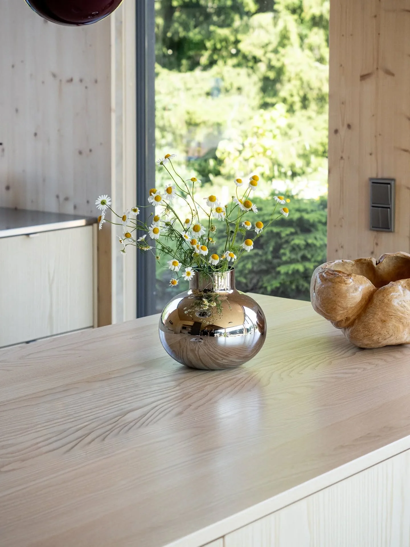 Tumman Hietasaarenveiston keitti&ouml; oli ikkunaa t&auml;ynn&auml;. ☀️ Ja kevyit&auml; ketokukkia ah.

V&auml;liin vaikka asuntomessuja kans! Oli helteist&auml; ja ihanaa. Ja jonotusta. 

#hietasaarenveisto
#asuntomessut2025
#arkkitehtitakkunen