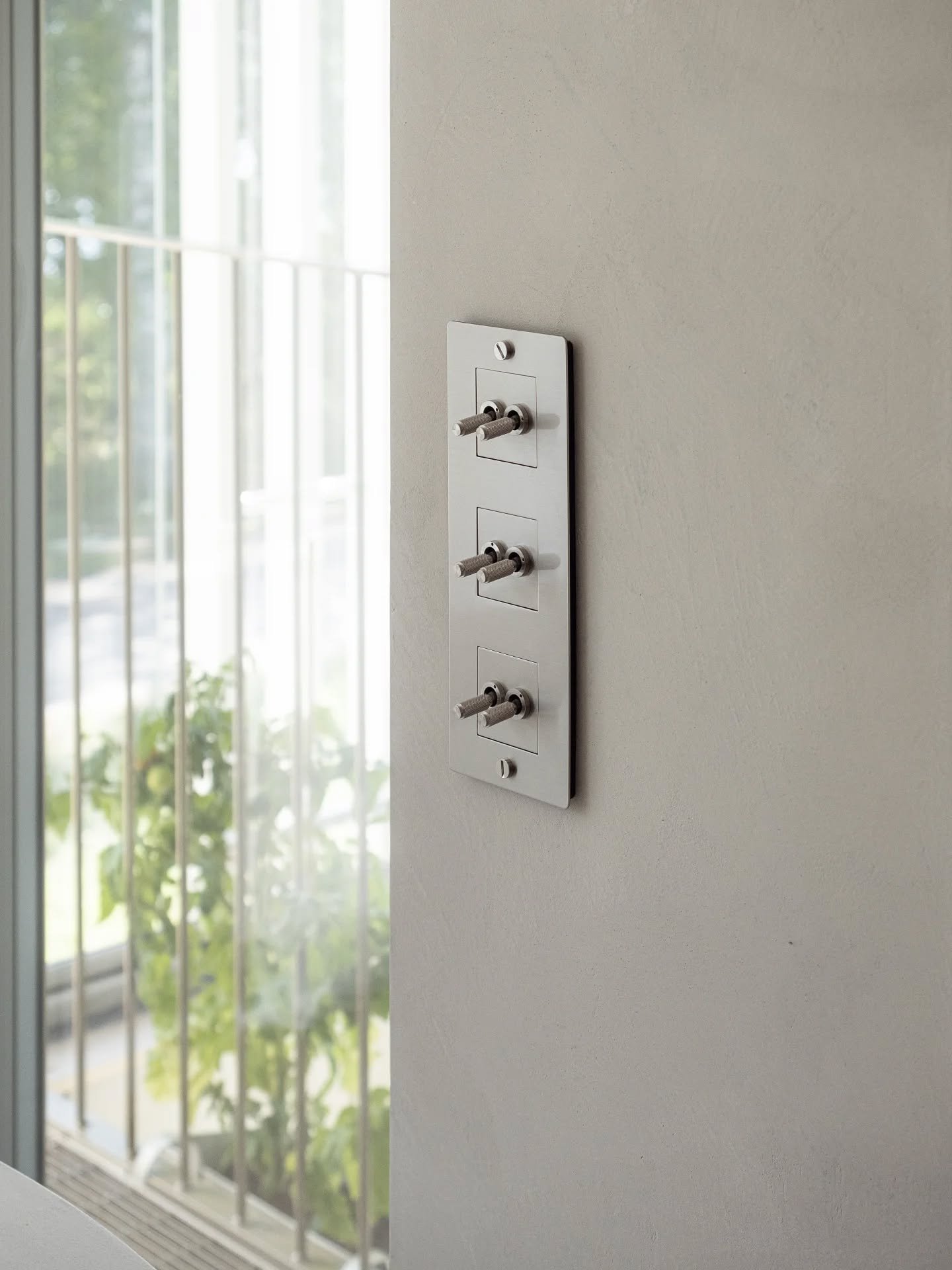 Hifistelij&ouml;ille l&ouml;ytyi Villa Aavasta sek&auml; pienemp&auml;&auml; ja isompaa metallipalaa. Fiilaan noita katkaisijoita, vaikka s&auml;hk&ouml;mies ei edelleenk&auml;&auml;n oo impressed 😏💁🏼&zwj;♀️

Oisko kenties Buster + Punch Hardware.